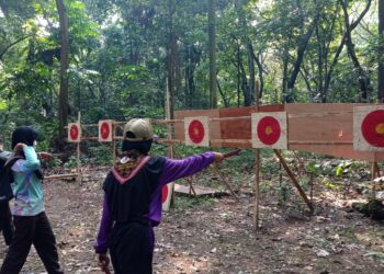 Mengasah Konsentrasi Melalui Olahraga Lempar Pisau