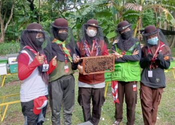 Peserta Jamnas XI Belajar Pengolahan Madu di Madu Pramuka