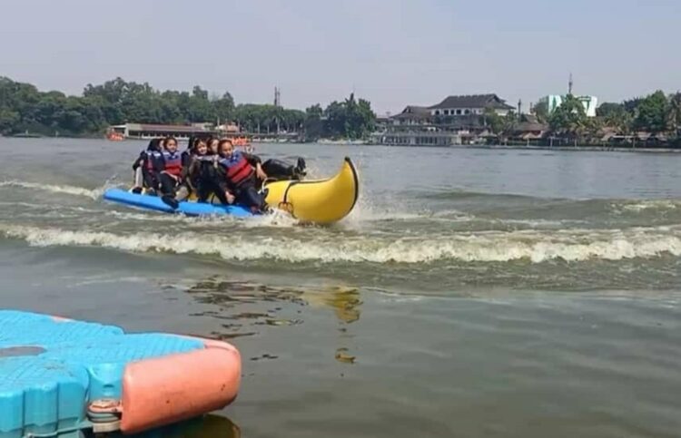 Peserta Putri Jamnas XI Kwarcab Palangka Raya Adu Adrenalin saat Bermain Banana Boat