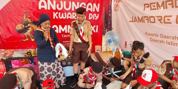 Keseruan Peserta Jamnas XI Membatik di Anjungan Kwarda DIY